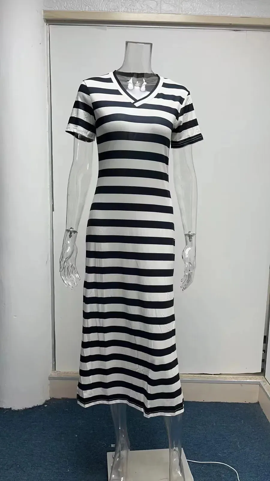 Tee Midi Dress with Side Slits for Outings